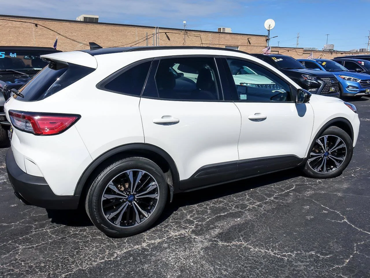 Used 2022 White Metallic Ford SE image 10