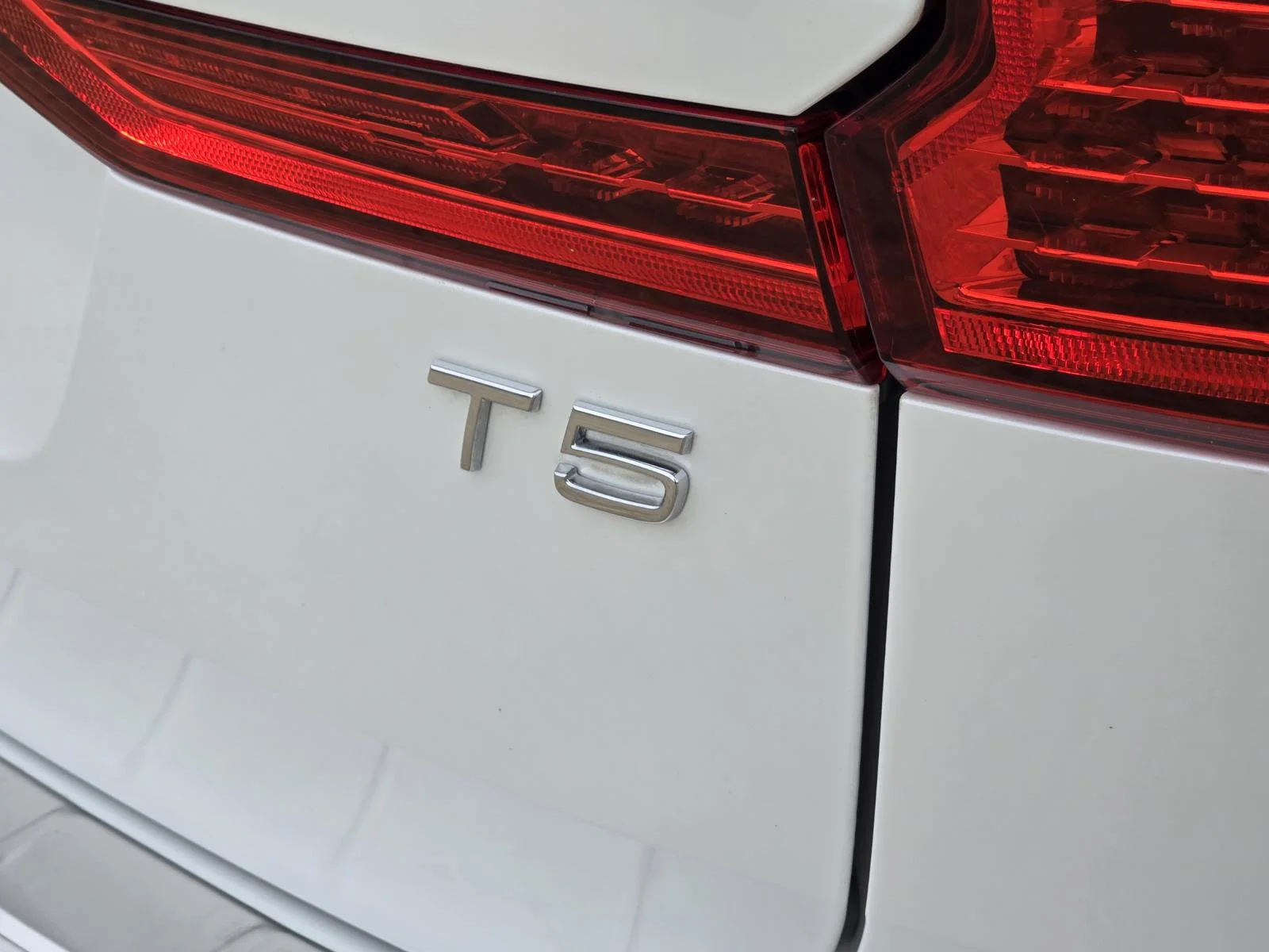 Used 2020 Crystal White Volvo Momentum image 11