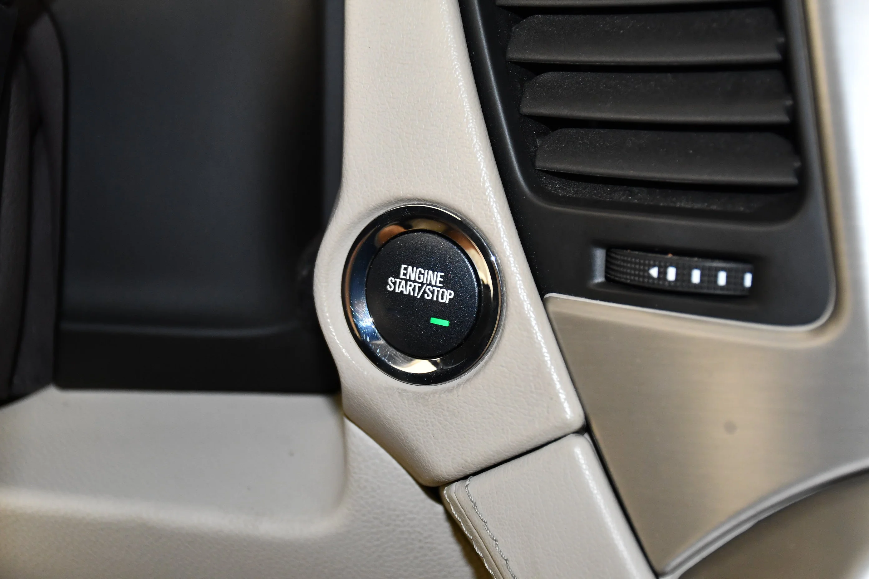 Used 2018 Onyx Black GMC Denali image 26