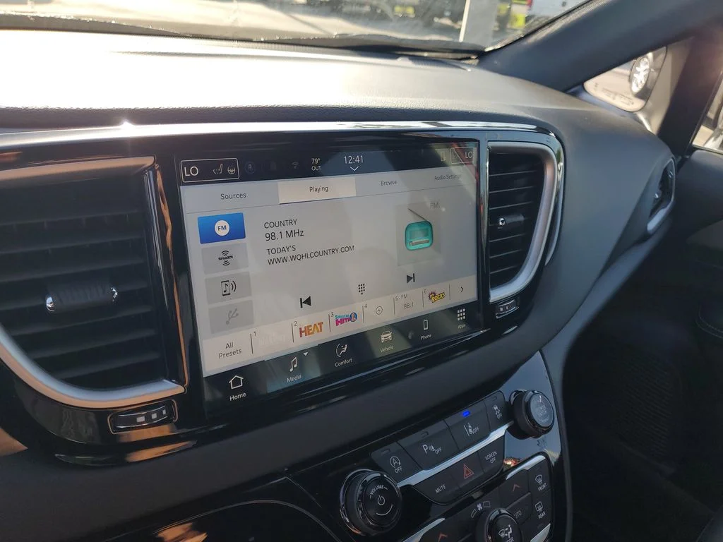 2025 Chrysler Voyager LX - Photo 16