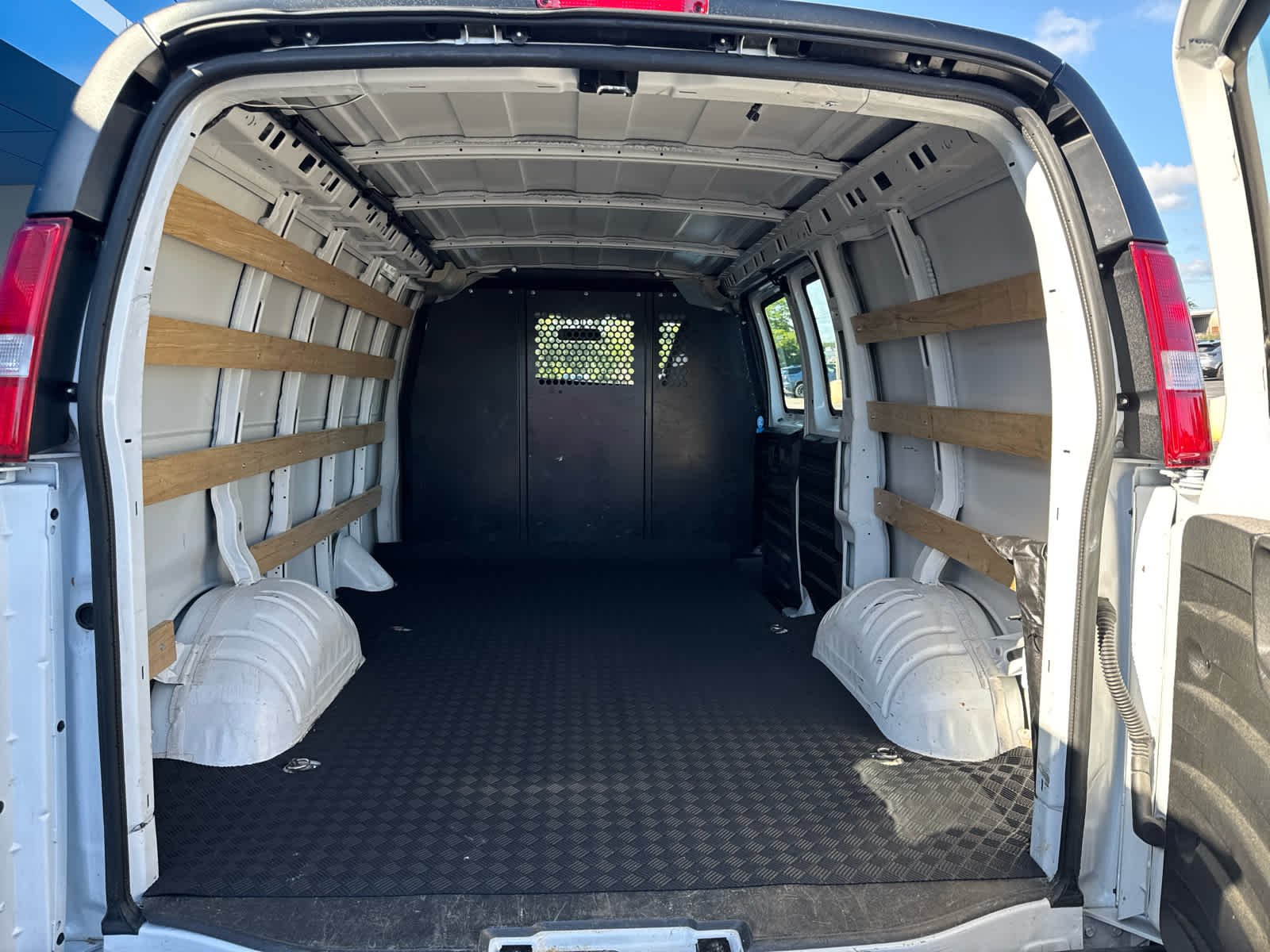 2024 GMC Savana Cargo Work Van - Photo 16