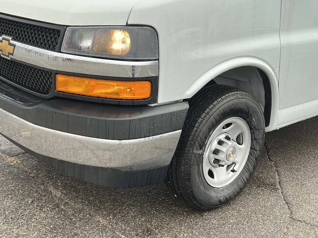 2025 Chevrolet Express Cargo Work Van - Photo 10