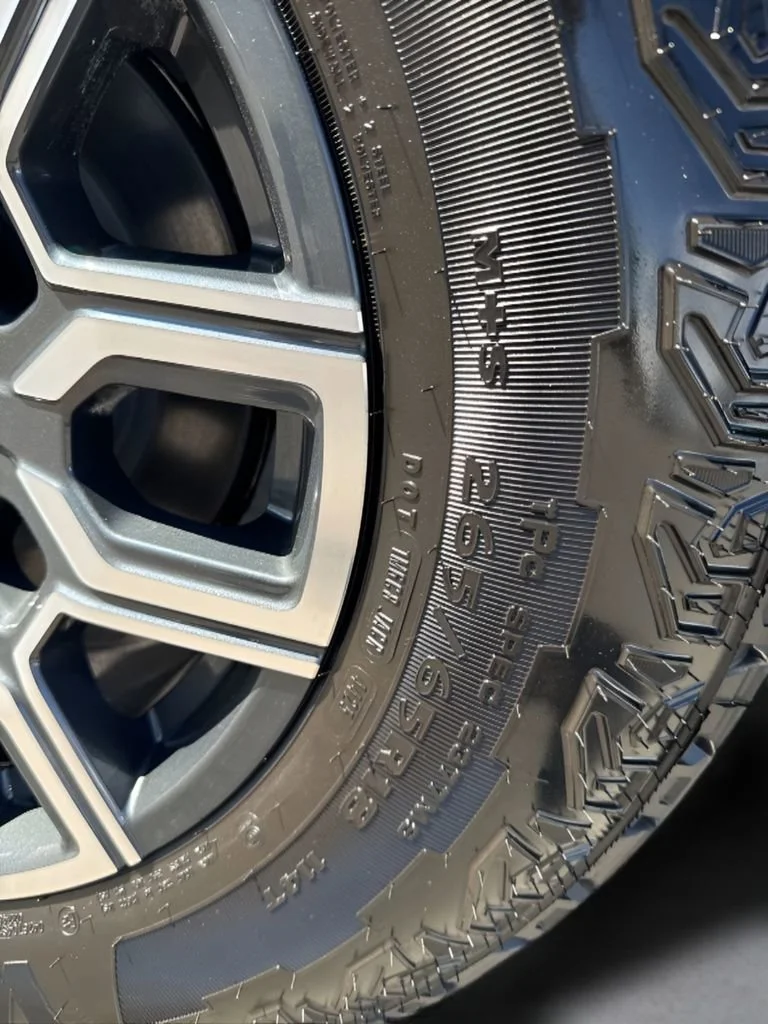 Used 2026 Snowdrift Metallic Chevrolet Z71 image 37