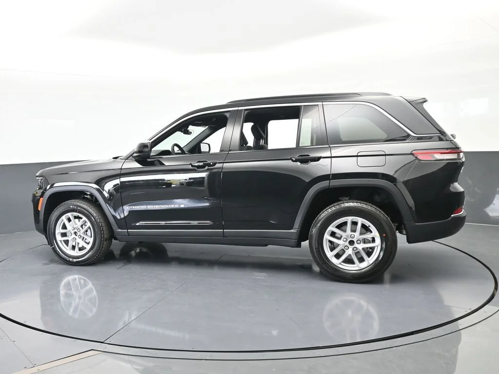 New 2026 Diamond Black Crystal Pearl-Coat Exterior Paint Jeep Laredo X image 3