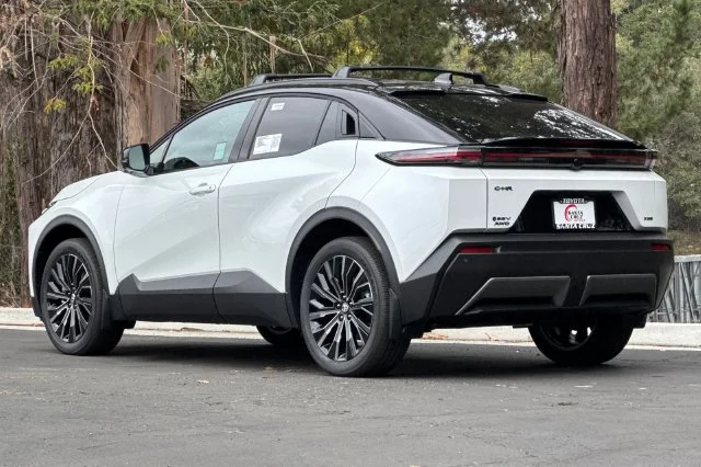 New 2026 Wind Chill Pearl with Midnight Black Metallic roof <sup>1</sup> Toyota  XSE image 6