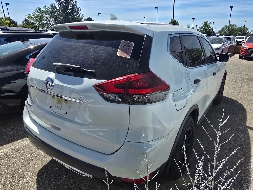Used 2020 Glacier White Nissan S image 7