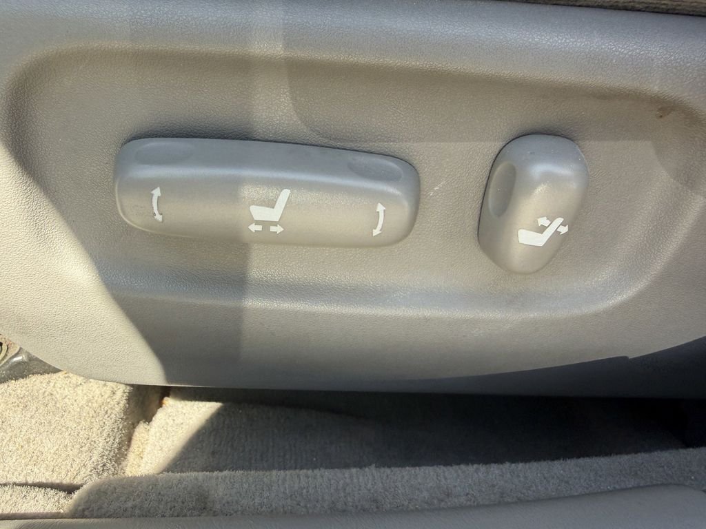 Used 2006  Toyota  image 24