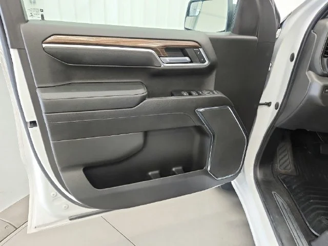 Used 2023 White Chevrolet LT image 17