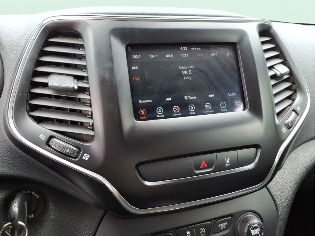 Used 2021 White Jeep Latitude image 21