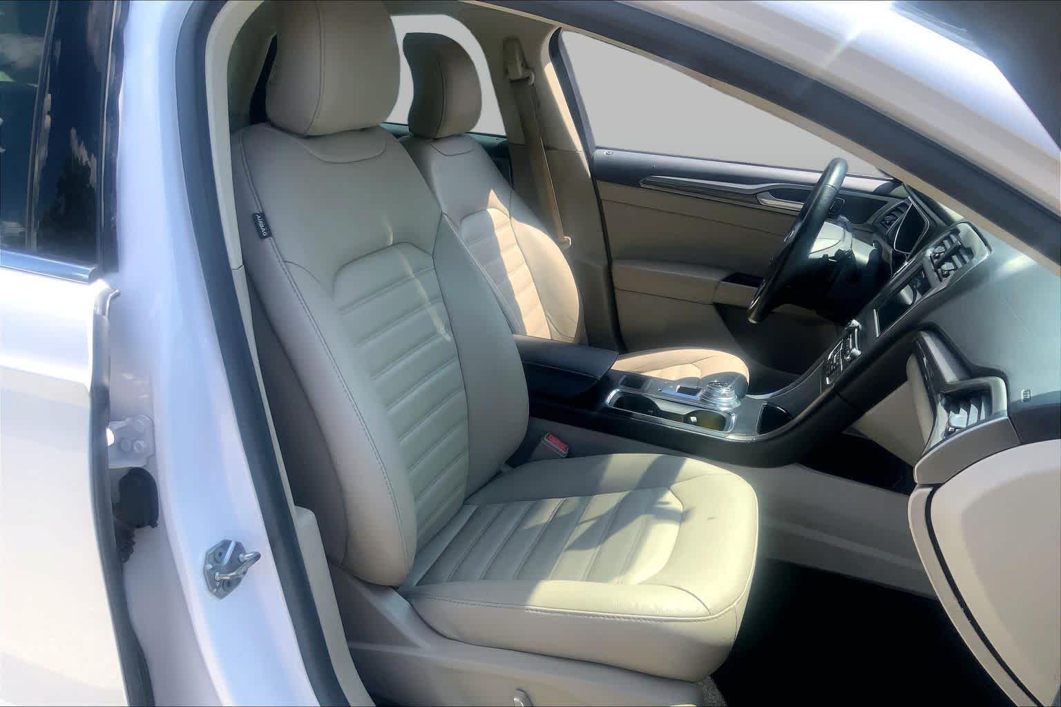 Used 2017 White Platinum Metallic Tri-Coat Ford SE image 9