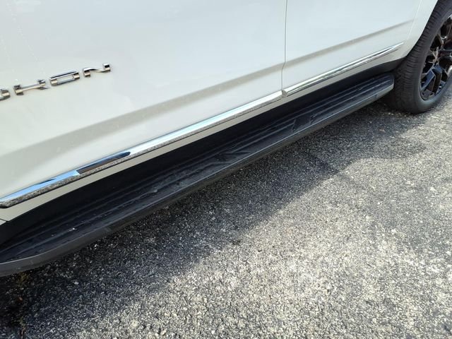 Used 2023 White GMC SLT image 10