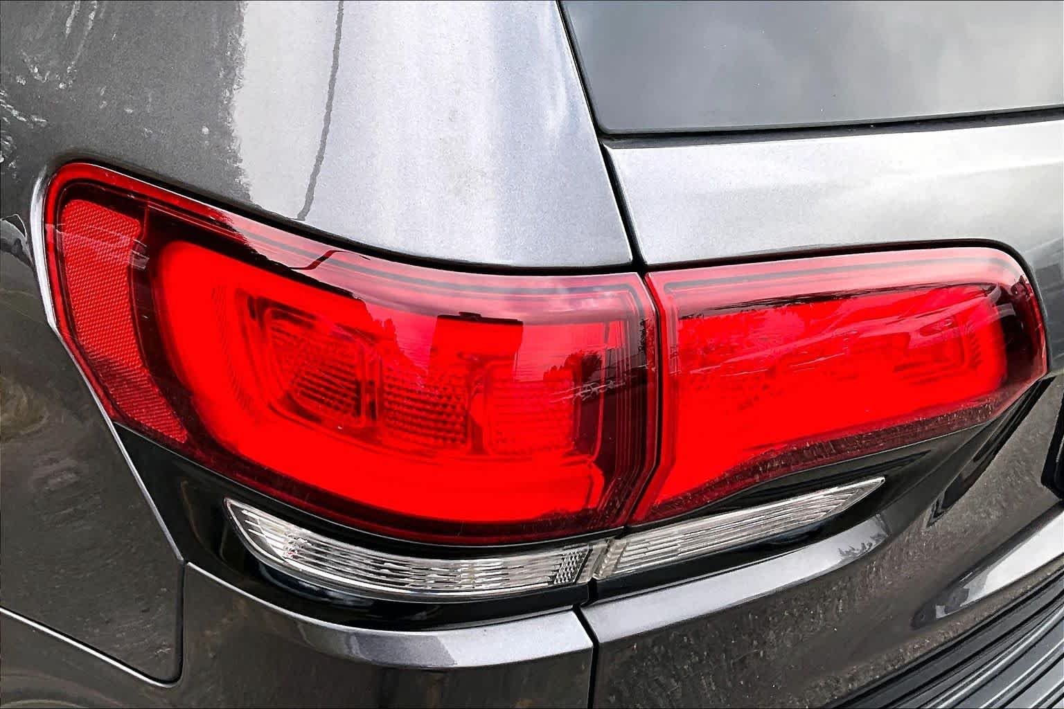 Used 2020 Granite Crystal Metallic Clearcoat Jeep Altitude image 27