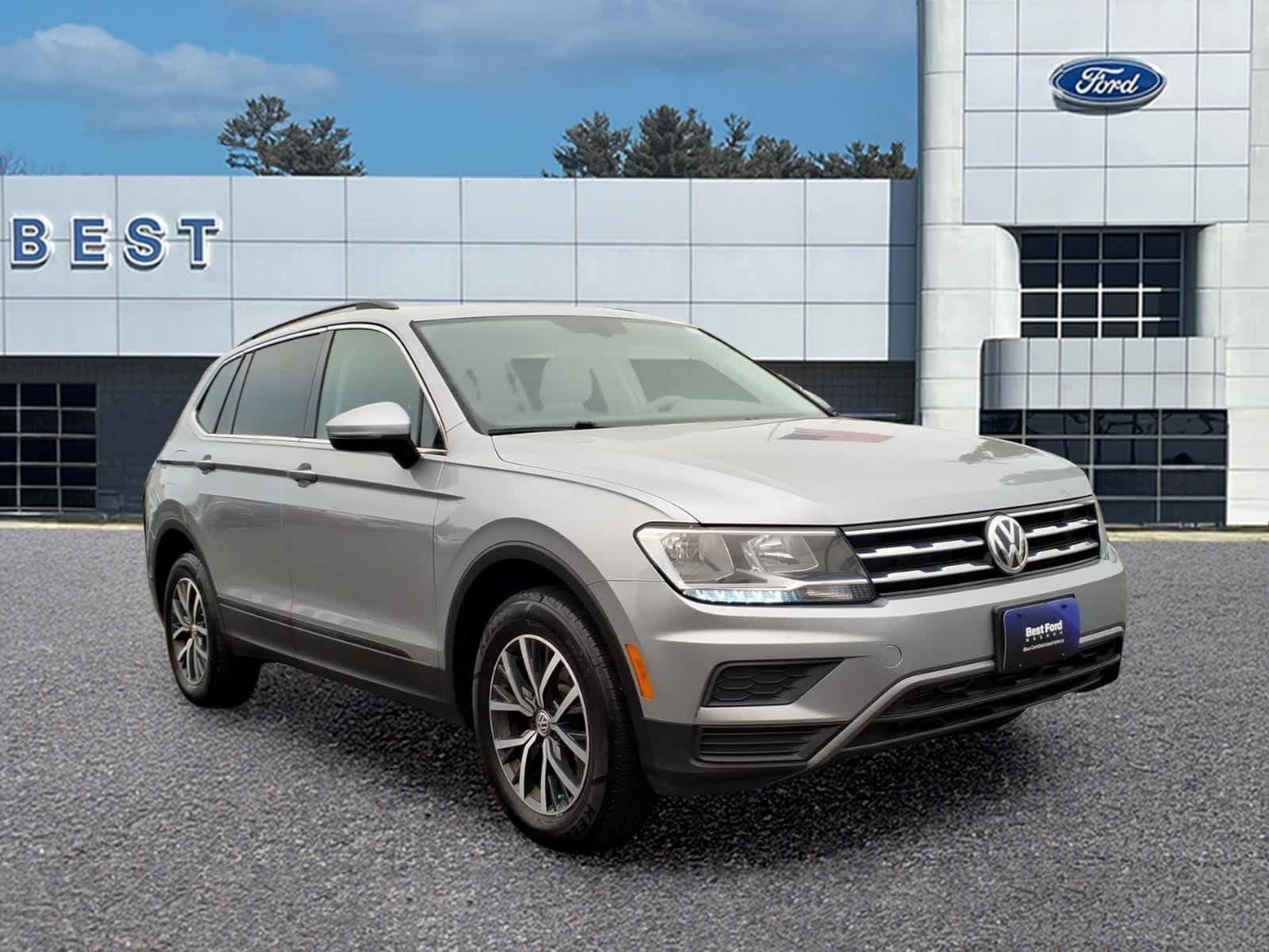 Used 2019 Pyrite Silver Metallic Volkswagen SE image 9