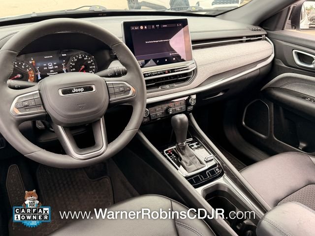 Used 2024 White Jeep Latitude image 9