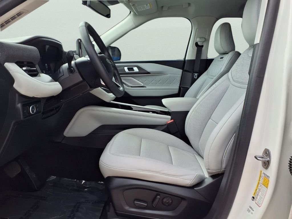 Used 2025 White Ford Platinum image 11