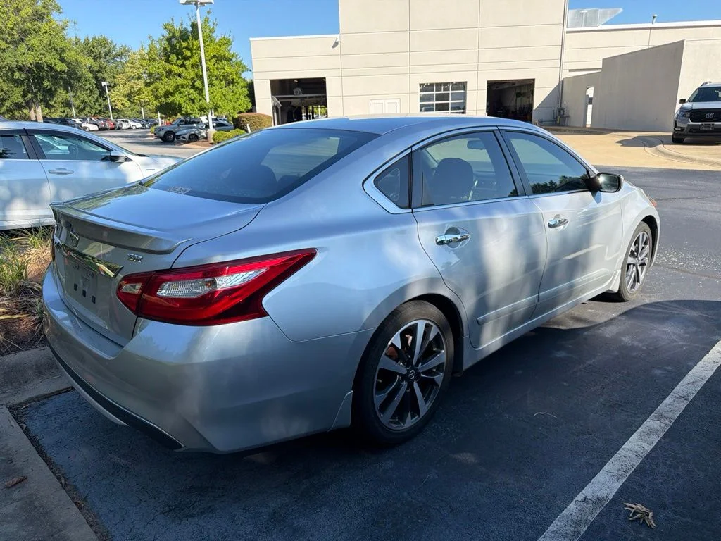 Used 2016 Silver Nissan 2.5 SR image 3