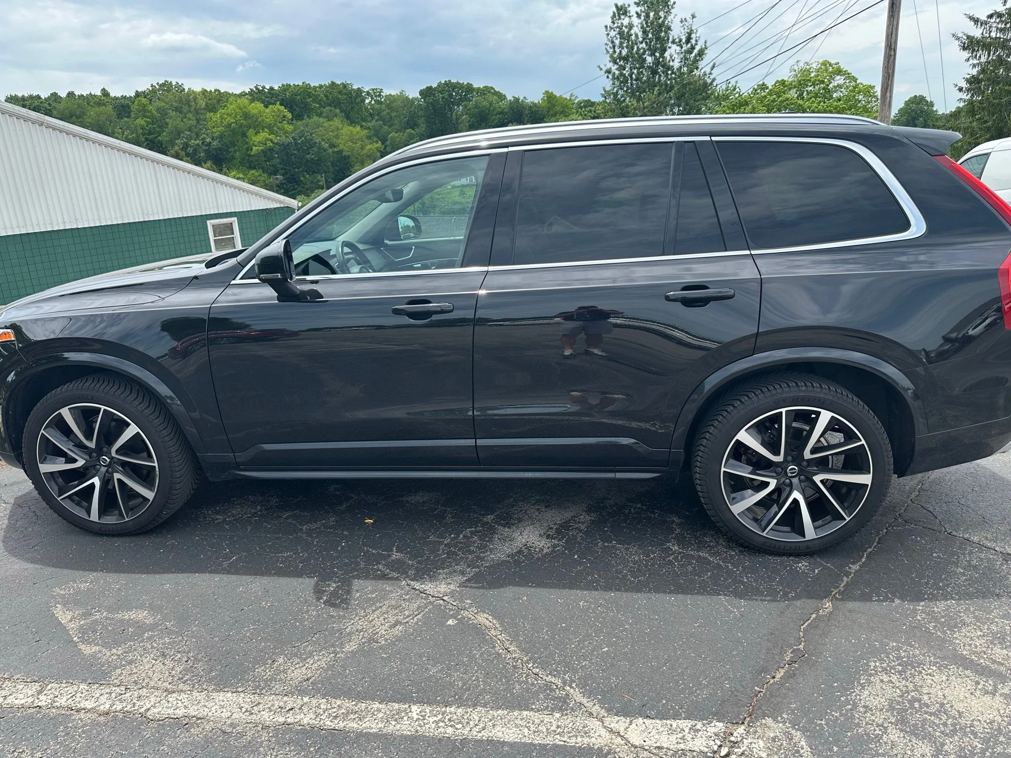 Used 2020 Black Volvo T6 Momentum image 1