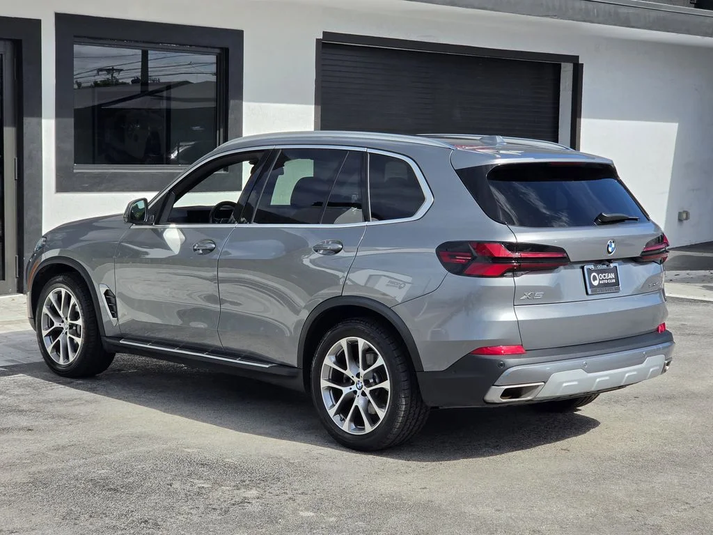 Used 2024 Gray BMW sDrive40i image 4