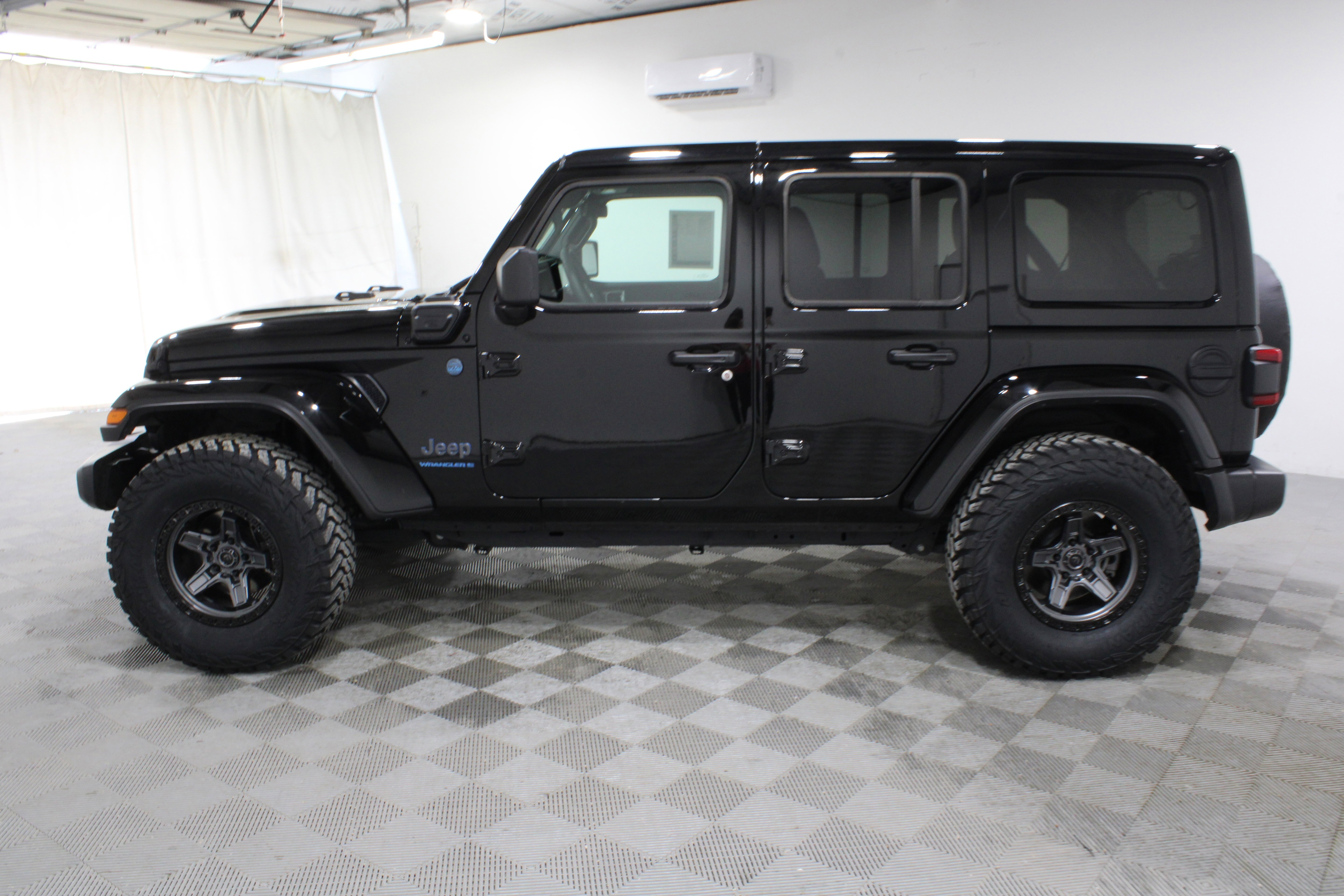Used 2025 Black Clearcoat Jeep Sahara image 32