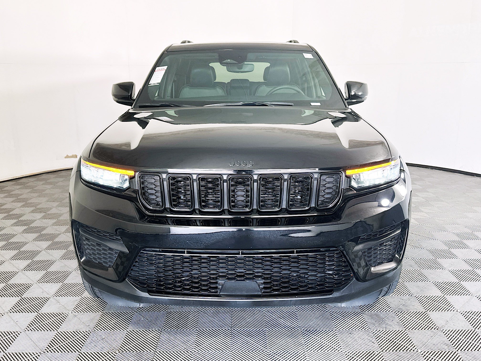 Used 2023 Diamond Black Crystal Pearlcoat Jeep Altitude image 8