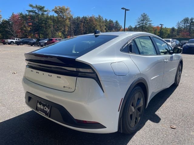 New 2026 Wind Chill Pearl <sup>1</sup> Toyota  SE image 5