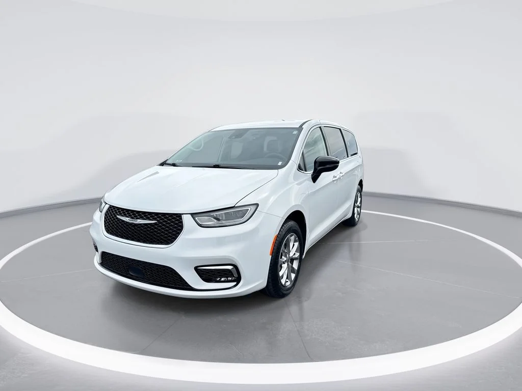 Used 2024 White Chrysler Touring L image 4