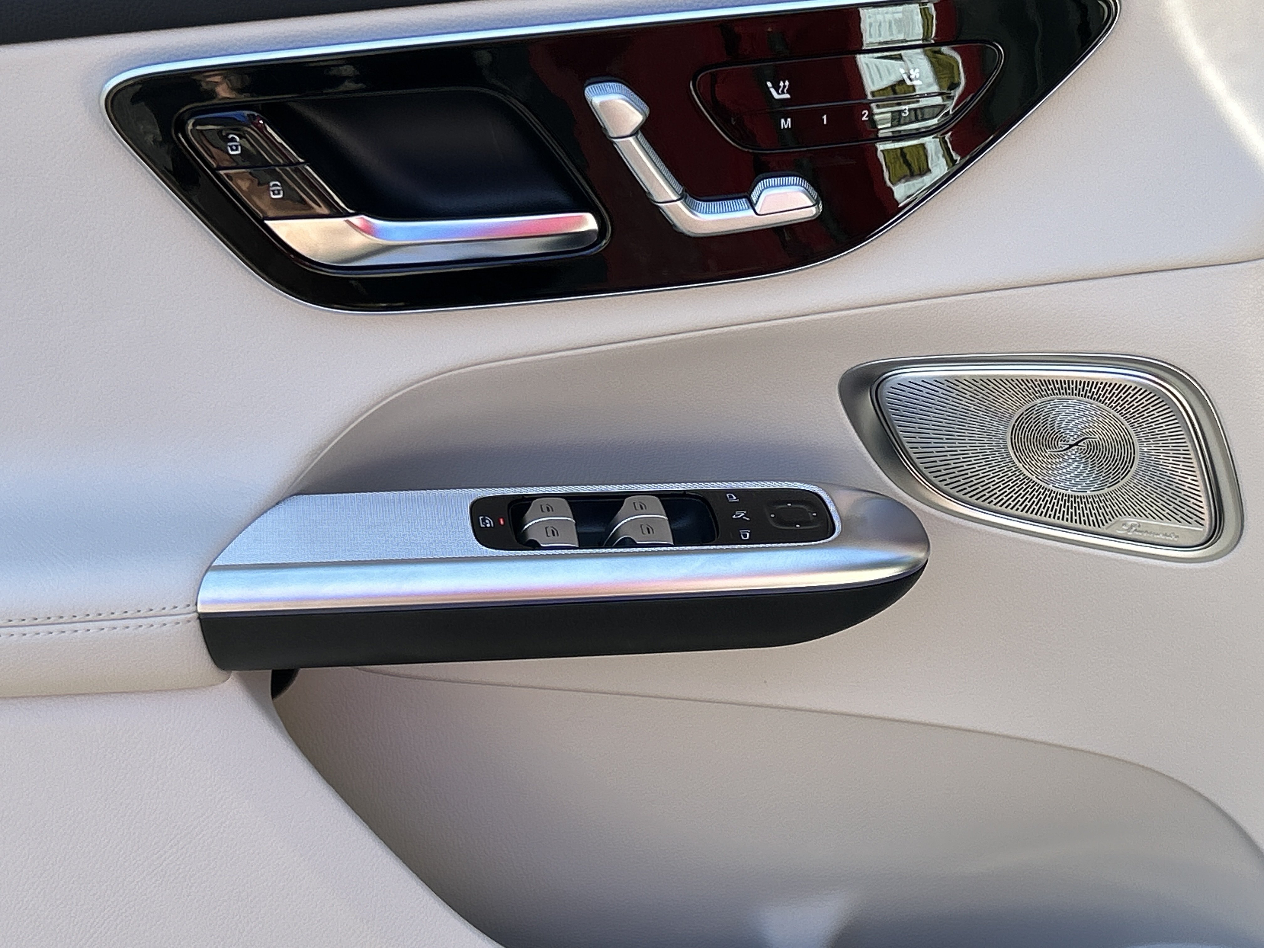 New 2026 MANUFAKTUR Patagonia Red Metallic Mercedes-Benz GLC 300 4MATIC® SUV image 18
