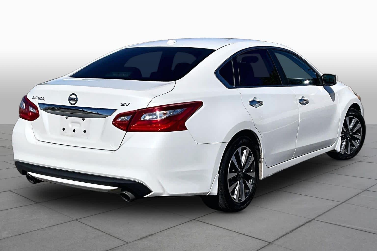 Used 2017 Pearl White Nissan 2.5 SV image 13