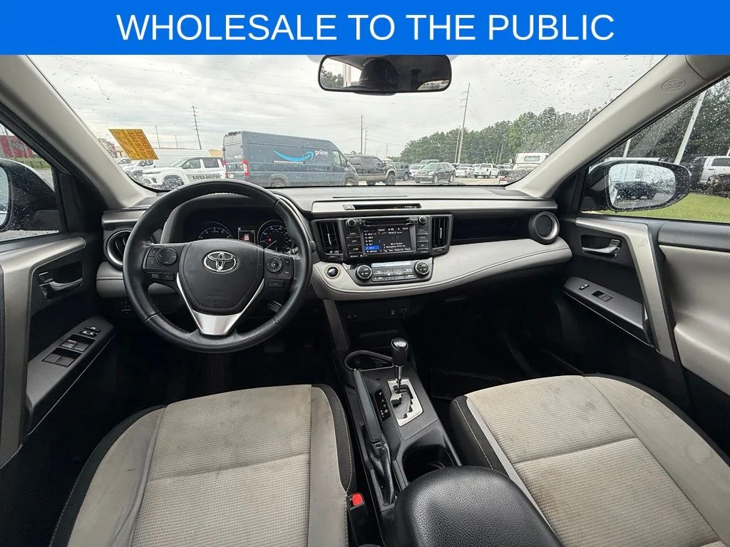 Used 2018 Silver Toyota XLE image 7