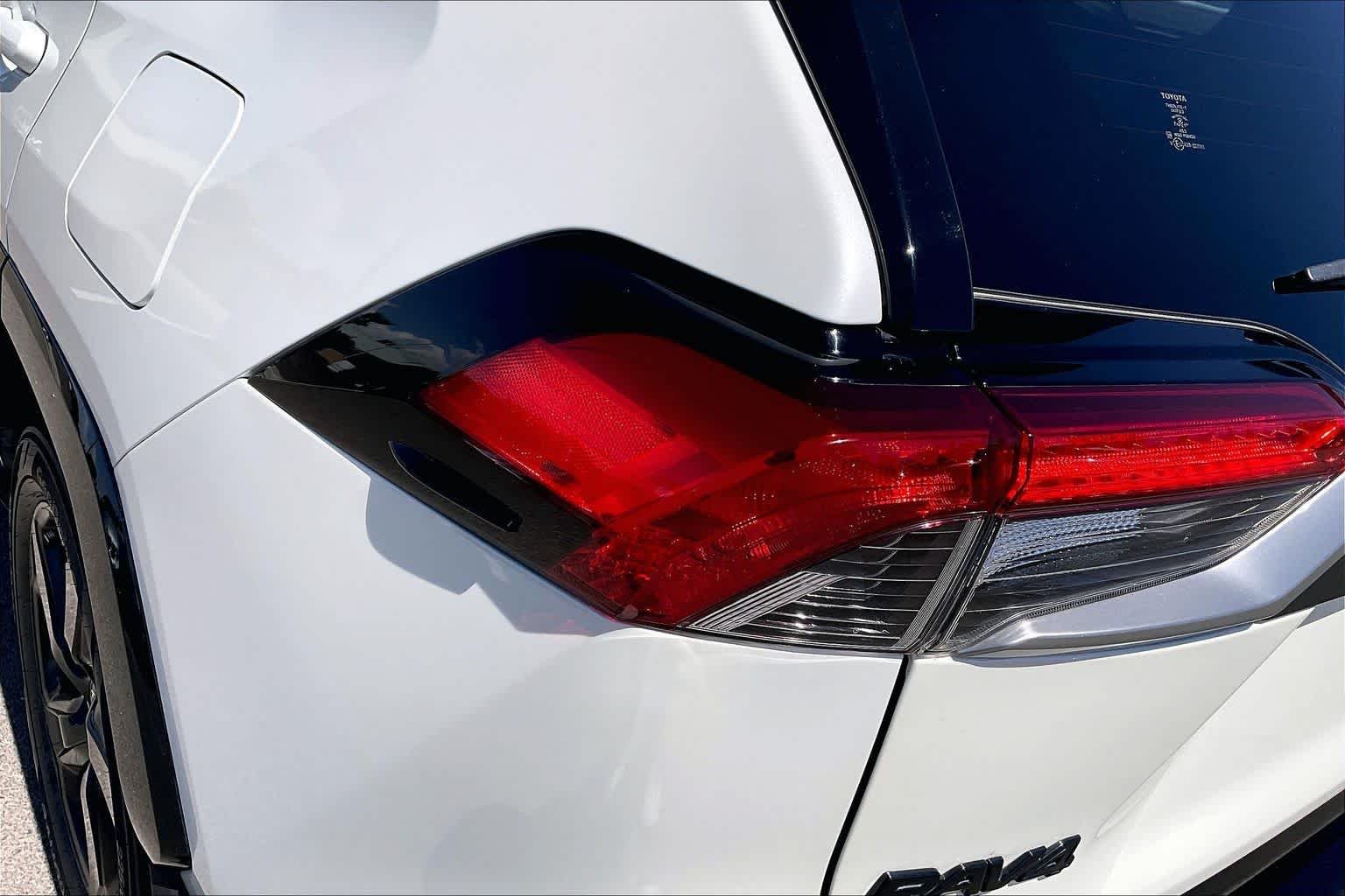 Used 2019 Blizzard Pearl w/Black Roof Toyota Hybrid XSE image 29