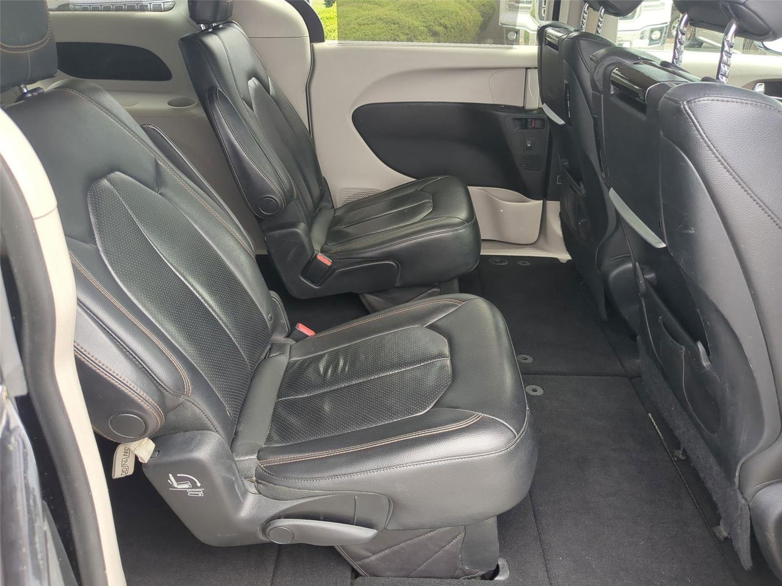 Used 2018 Brilliant Black Crystal Pearlcoat Chrysler Touring L Plus image 30