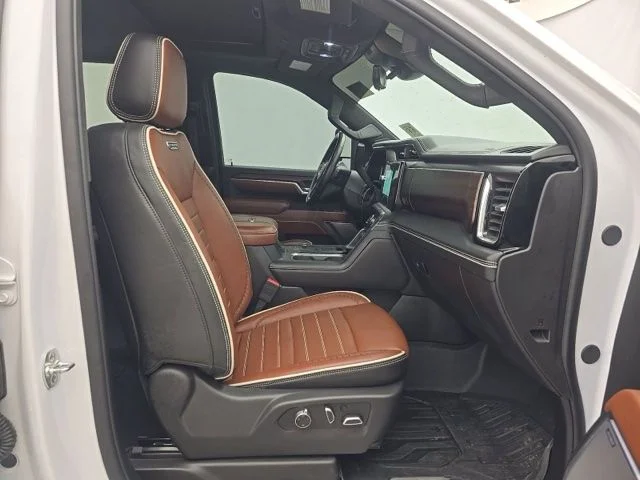 Used 2025  GMC Denali Ultimate image 7