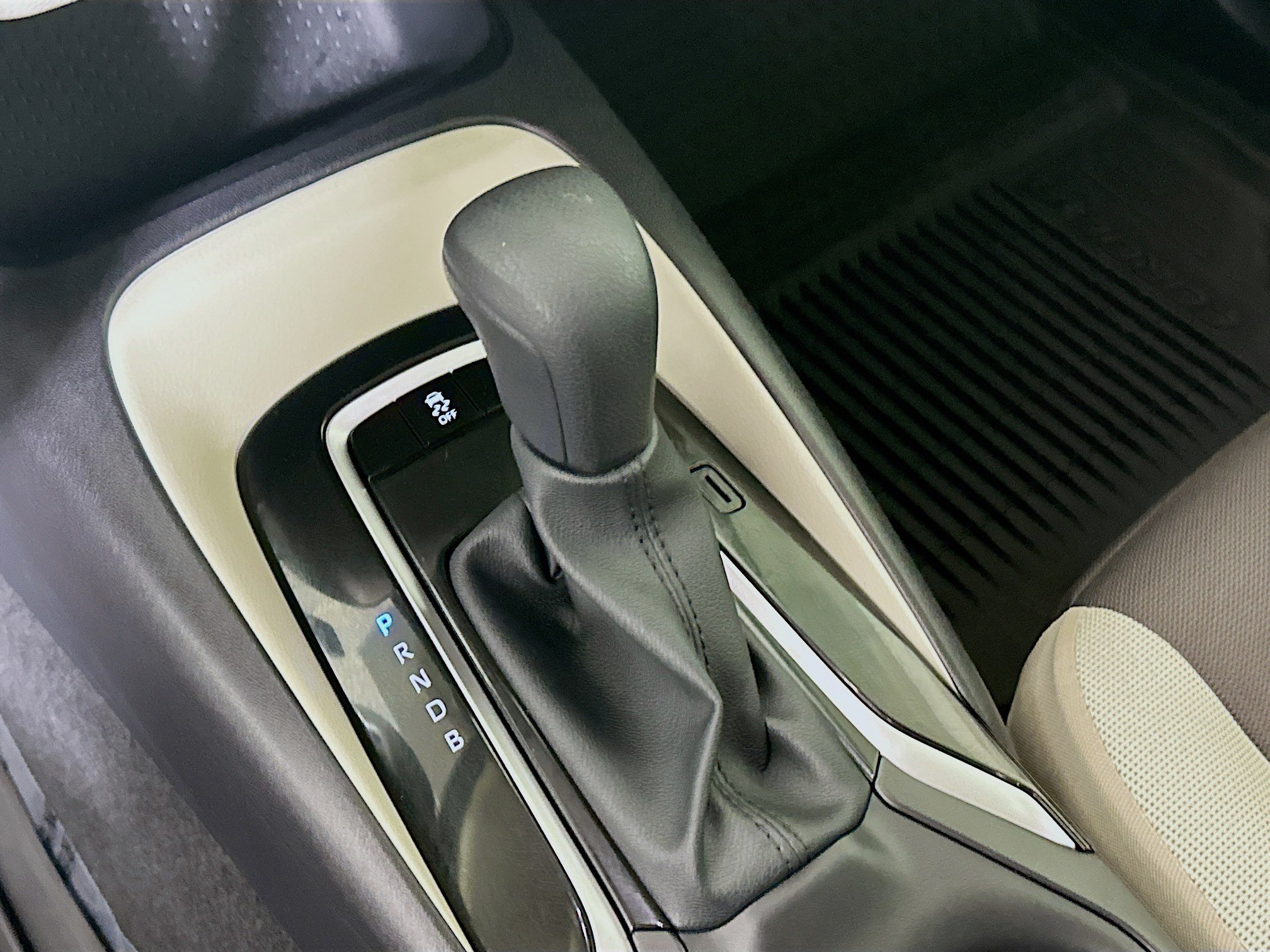 Certified Used 2025 Pearl Toyota LE image 20