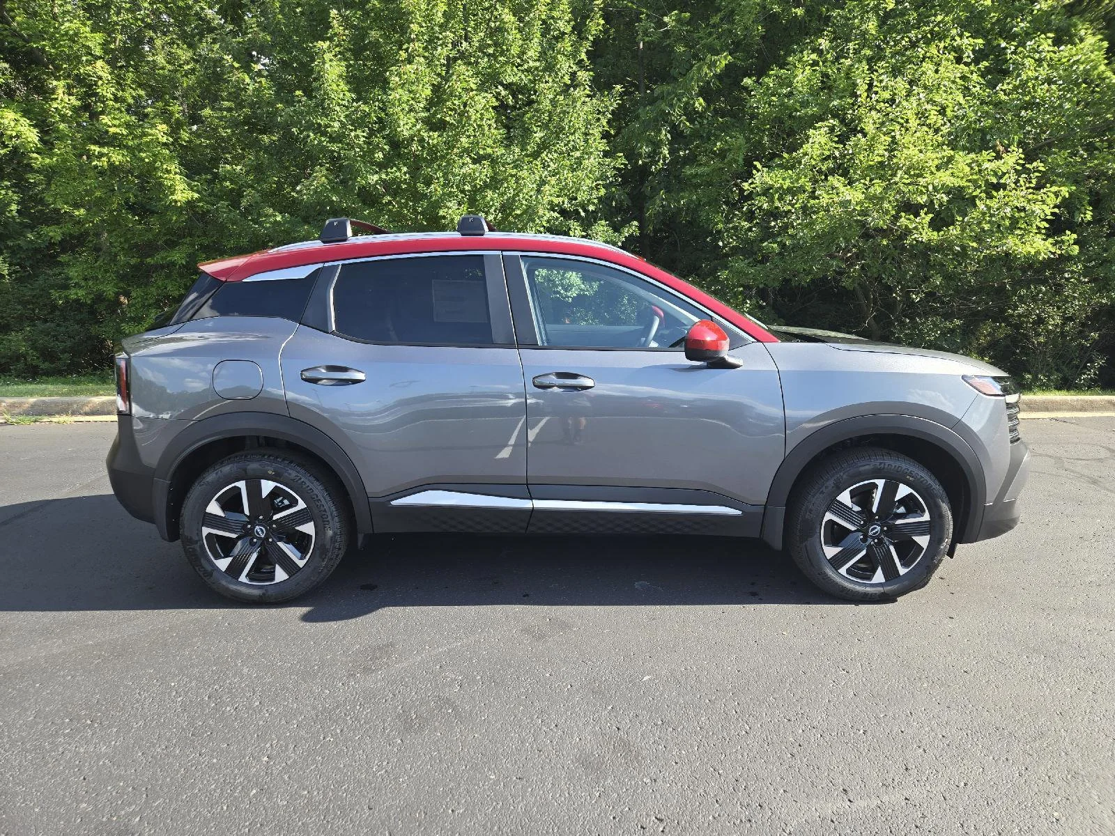 New 2026 Gun Metallic/Scarlet Ember Tintcoat Nissan SV image 2