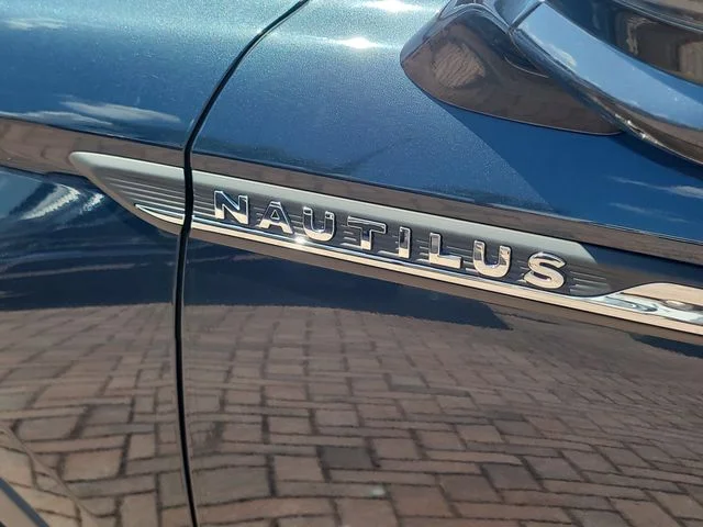Used 2022 Blue Lincoln Standard image 9