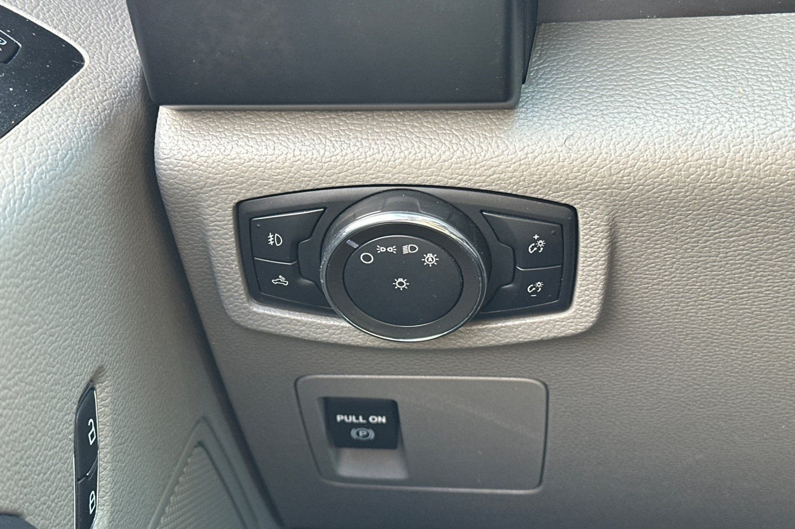 Used 2020 White Ford XL image 27