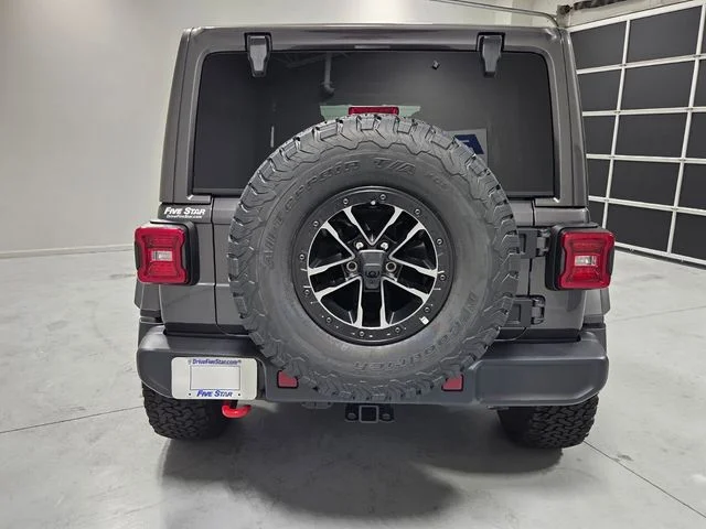 New 2026 Granite Crystal Metallic Clear-Coat Exterior Paint Jeep Rubicon image 9