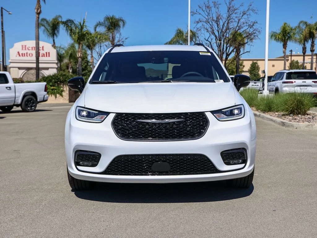 New 2026 Bright White Clear-Coat Exterior Paint Chrysler Select image 9