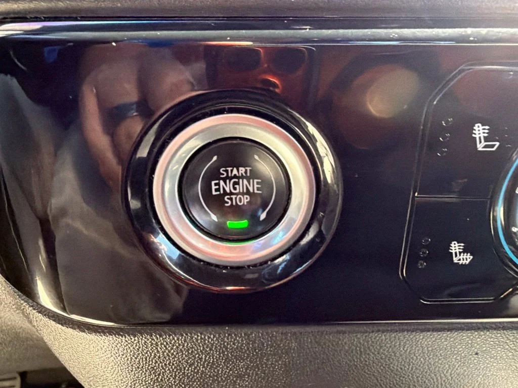 Used 2022 ONYX BLACK GMC SLE image 17