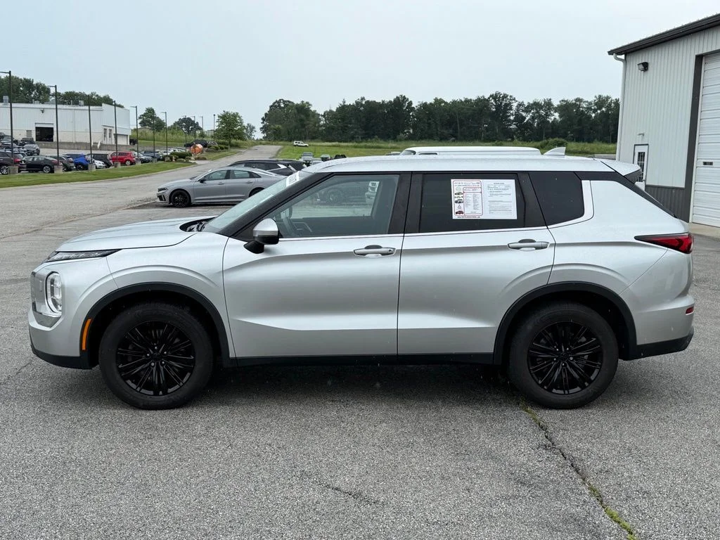 Used 2022  Mitsubishi ES image 3