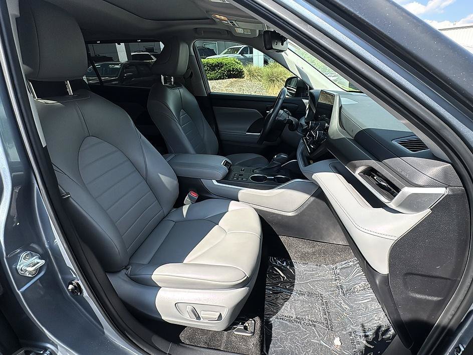 Used 2023 Moon Dust Toyota XLE image 21