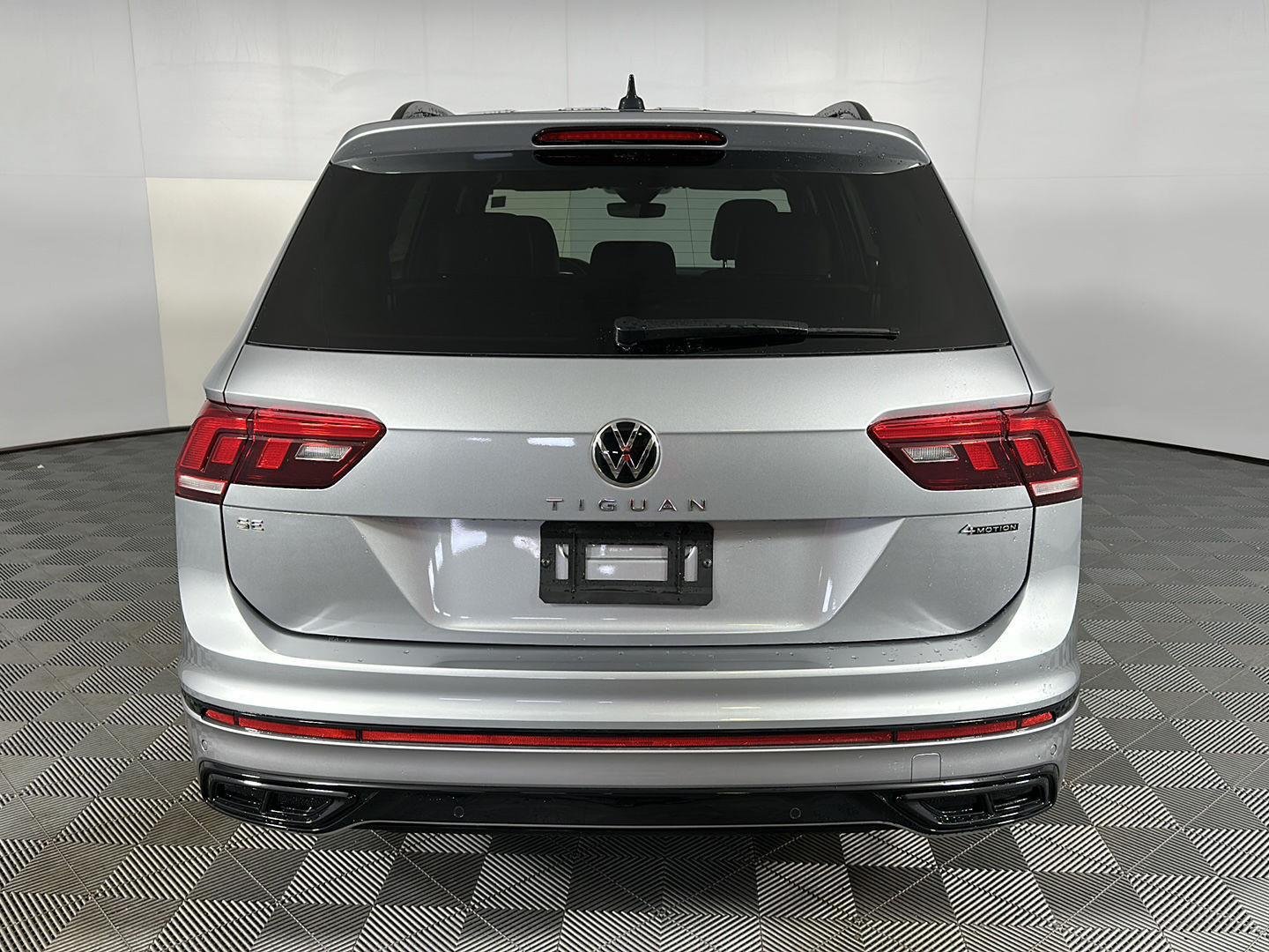 Used 2024 Pyrite Silver Metallic Volkswagen SE R-Line Black image 23