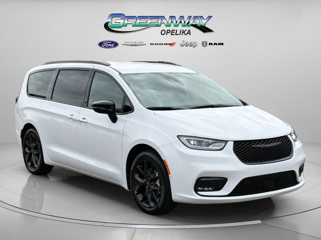 2026 Chrysler Pacifica Select's photo