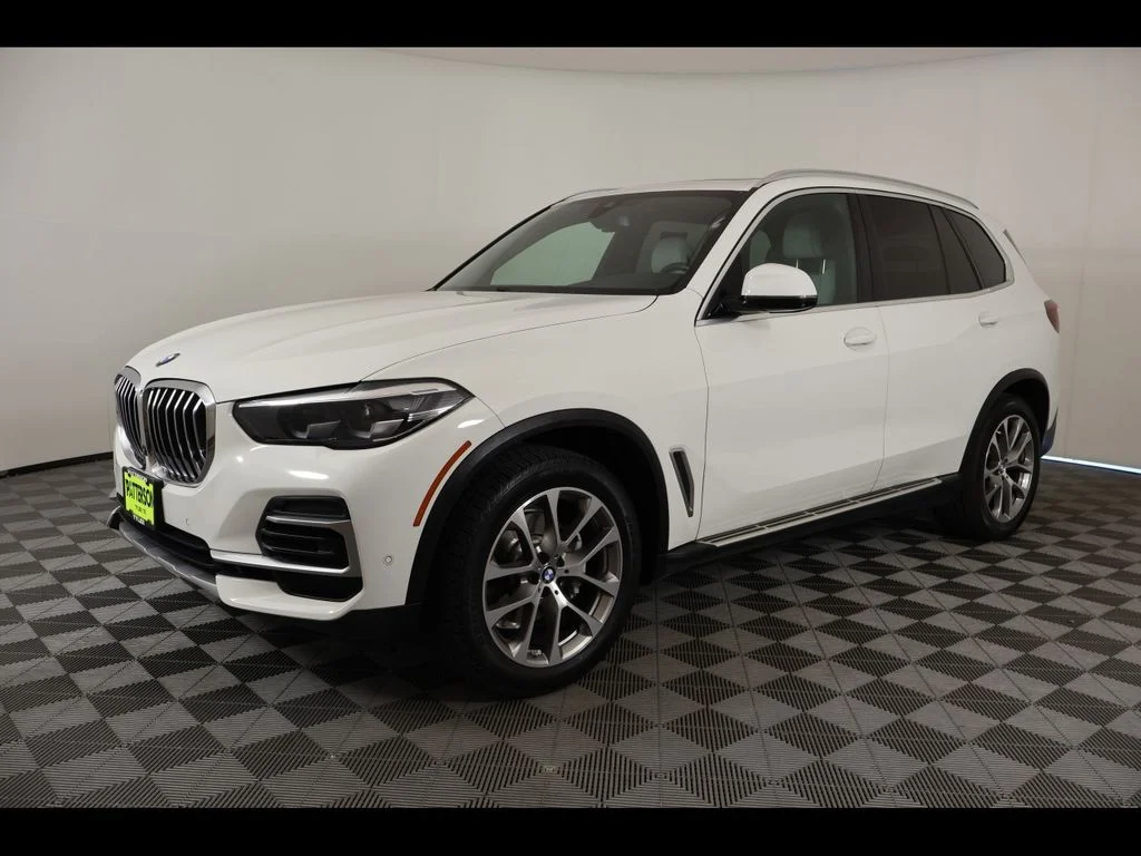 Used 2023 White BMW sDrive40i image 1