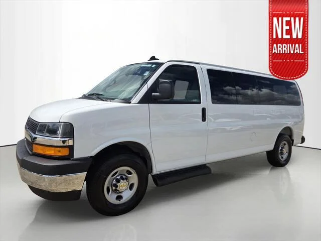 Used 2025 Summit White Chevrolet LT image 1