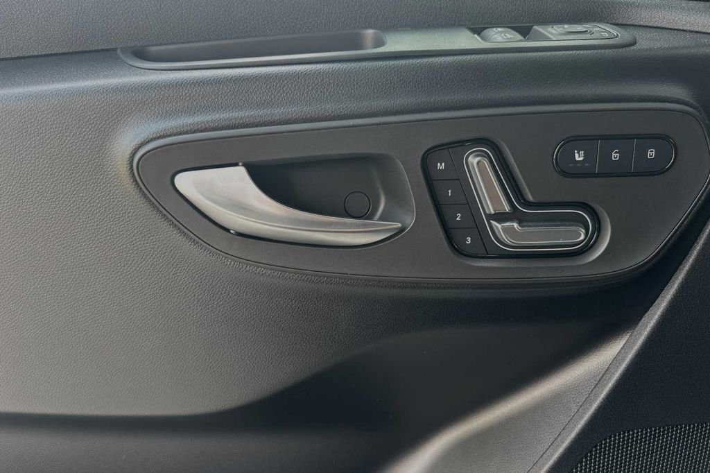 Used 2024  Mercedes-Benz Cargo 170 WB image 10