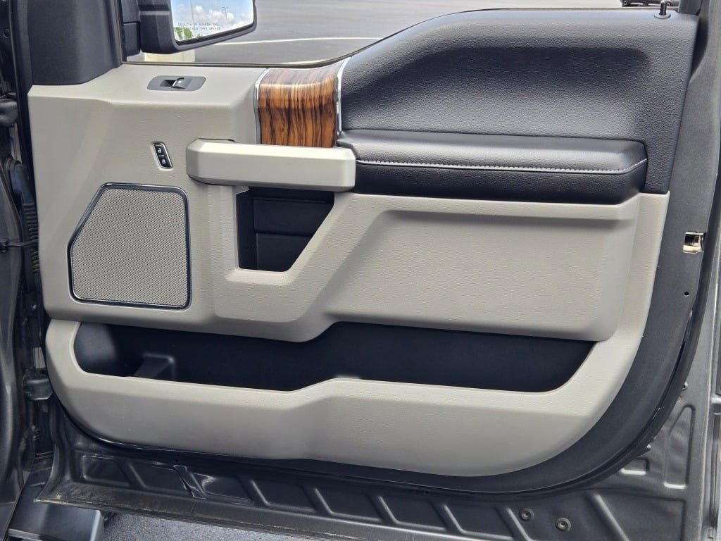 Used 2019 Magnetic Ford Lariat image 6