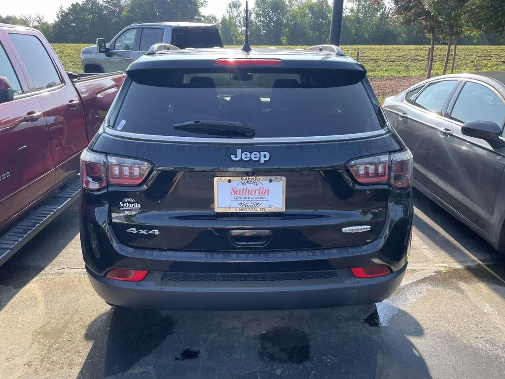Used 2022 Diamond Black Crystal Pearlcoat Jeep Latitude image 5