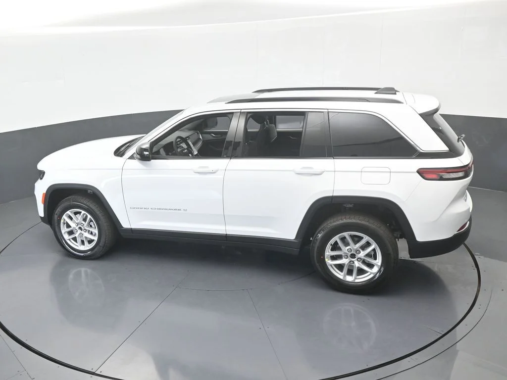 New 2026 Bright White Clear-Coat Exterior Paint Jeep Laredo X image 45