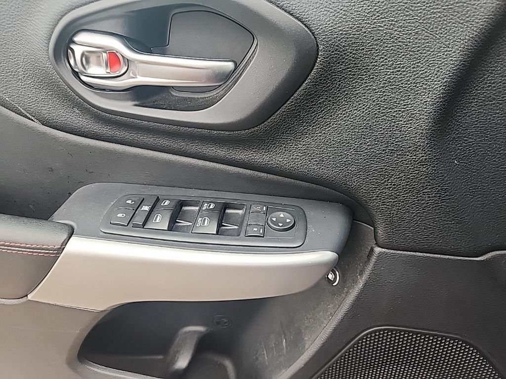 Used 2017 Red Jeep Trailhawk image 25